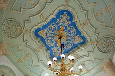 <p>Stucplafond van de consistoriekamer, rijk uitgevoerd in Lodewijk XIV-stijl.</p>
